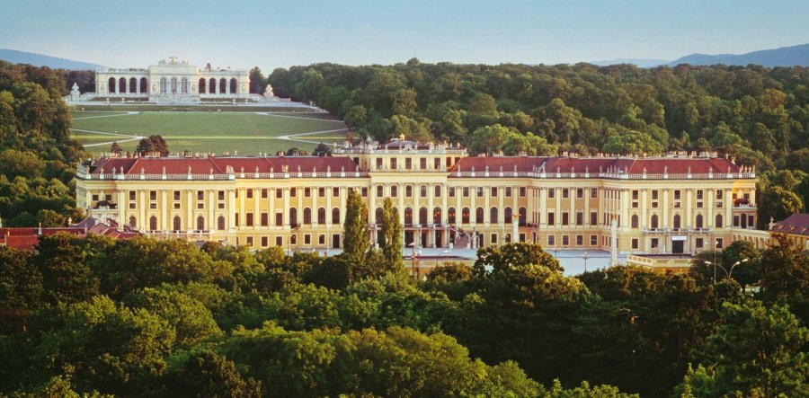 Панорама дворца Шенбрунн